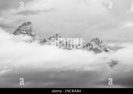 Les sommets de Teton s'élèvent au-dessus d'une tempête, représentant des concepts d'espoir, de foi et de patience, Jackson, Wyoming, Parc national de Grand Teton, États-Unis Banque D'Images