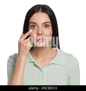 Femme vérifiant son état de santé sur fond blanc. Yeux jaunes comme symptôme de problèmes avec le foie Banque D'Images