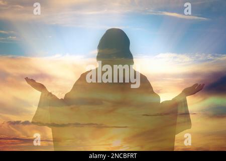 Silhouette de Jésus Christ et ciel nuageux, double exposition Banque D'Images