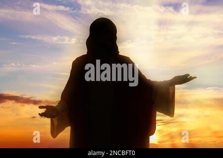 Silhouette de Jésus Christ à l'extérieur au coucher du soleil Banque D'Images