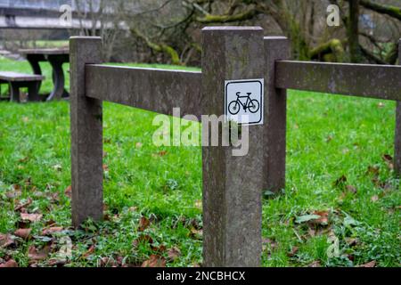 Parking pour vélos sur gazon vert. Parking public pour les touristes et les voyageurs. Banque D'Images