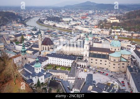 Vue aérienne du centre-ville de Salzbourg. Abbaye Saint-Pierre (premier plan à gauche), Eglise franciscaine et Collégiale ; Cathédrale de Salzbourg (droite). Salzbourg, Banque D'Images