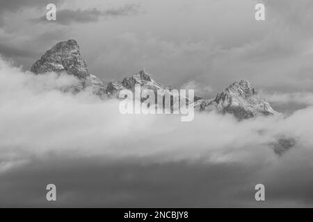 Les sommets de Teton s'élèvent au-dessus d'une tempête, représentant des concepts d'espoir, de foi et de patience, Jackson, Wyoming, Parc national de Grand Teton, États-Unis Banque D'Images