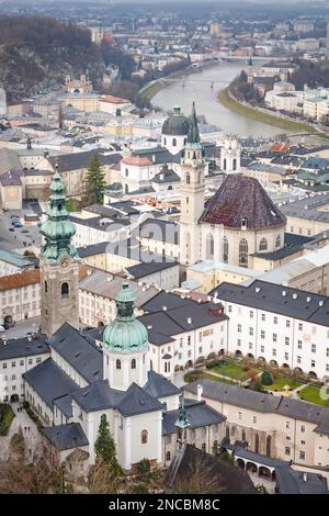 Centre-ville historique de Salzbourg avec églises anciennes. Abbaye Saint-Pierre (premier plan), Église franciscaine et Collégiale. Salzbourg, Autriche Banque D'Images