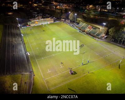 Vue aérienne nocturne du terrain de rugby principal éclairé dans la ville galloise d'Ebbw Vale, dans les vallées. Banque D'Images