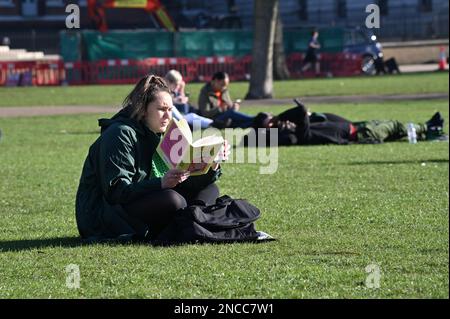 2023-02-14 Météo au Royaume-Uni : lecteurs de livres à St James Park, Londres, Royaume-Uni Banque D'Images