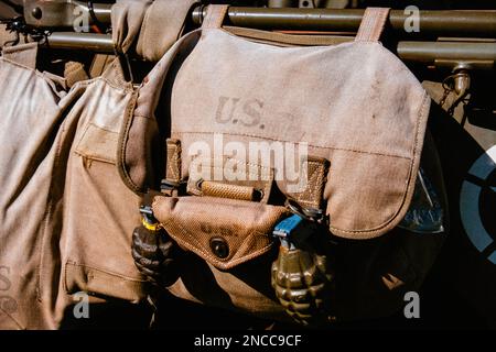 Une Jeep militaire classique avec un machinegun monté sur le dessus et des sacs de munitions et de grenade attachés sur le côté à un camp de tente avant pendant un reenactm Banque D'Images