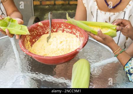 Femmes cuisant un colombien traditionnel Banque D'Images