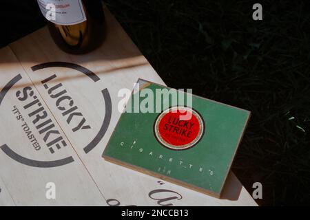 Une boîte de cigarettes Lucky Strike d'époque de la Seconde Guerre mondiale reposant sur une caisse en bois lors d'une reconstitution au Musée du patrimoine américain. L'image a été capturée sur Banque D'Images