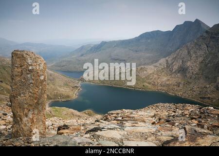 Lacs Llyn Llydaw et Glaslyn dans le parc national de Snowdonia, vus de Snowdon, pays de Galles Banque D'Images