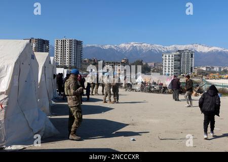 Antakya, Turquie. 14th févr. 2023. Camp pour personnes déplacées à Antakya, Turquie, 14 février 2023. Le tremblement de terre de 6 février a causé jusqu'à présent entre 30,000 et 40,000 des cas de précarités en Turquie et en Syrie. (Photo d'Elisa Gestri/Sipa USA) crédit: SIPA USA/Alay Live News Banque D'Images