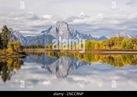 Réflexions de Mt. Moran dans la rivière Snake à Oxbow Bend, Grand Teton, parc national, Wyoming, États-Unis Banque D'Images