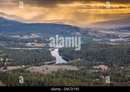 Une tempête survolez la fourche Buffalo sur le côté est du parc national de Grand Teton, vue depuis signal Mountain Overlook, Wyoming, États-Unis Banque D'Images