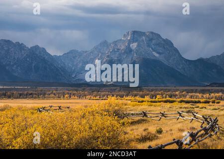 Une tempête s'étend sur la chaîne de Teton et le Mont Moran, vus de la cabane historique de Cunningham, parc national de Grand Teton, Wyoming, États-Unis Banque D'Images