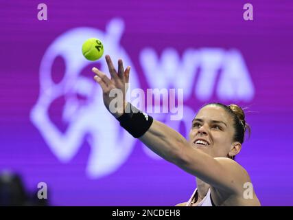 Doha, Qatar. 14th févr. 2023. Maria Sakkari de Grèce sert pendant la ronde des célibataires de 32 match contre Zheng Qinwen de Chine au WTA500 Qatar Open 2023 à Doha, Qatar, 14 février 2023. Credit: Nikku/Xinhua/Alay Live News Banque D'Images