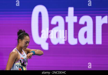 Doha, Qatar. 14th févr. 2023. Zheng Qinwen, de Chine, réagit lors du premier tour de match de 32 contre Maria Sakkari, de Grèce, au WTA500 Qatar Open 2023, à Doha, au Qatar, le 14 février 2023. Credit: Nikku/Xinhua/Alay Live News Banque D'Images