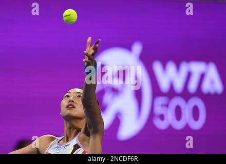 Doha, Qatar. 14th févr. 2023. Zheng Qinwen, de Chine, sert pendant la ronde des célibataires de 32 match contre Maria Sakkari de Grèce au WTA500 Qatar Open 2023 à Doha, Qatar, le 14 février 2023. Credit: Nikku/Xinhua/Alay Live News Banque D'Images