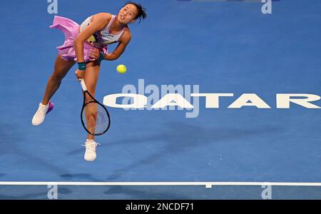 Doha, Qatar. 14th févr. 2023. Zheng Qinwen, de Chine, sert pendant la ronde des célibataires de 32 match contre Maria Sakkari de Grèce au WTA500 Qatar Open 2023 à Doha, Qatar, le 14 février 2023. Credit: Nikku/Xinhua/Alay Live News Banque D'Images