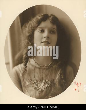 Madge Bellamy in 'Dear Brutus' (selon un périodique de mai 1920) - photo de Moffett Studio (Chicago) - restauré à partir de l'impression originale du photographe Montana Banque D'Images