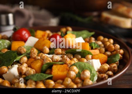 Délicieuse salade de pois chiches frais sur table, en gros plan Banque D'Images