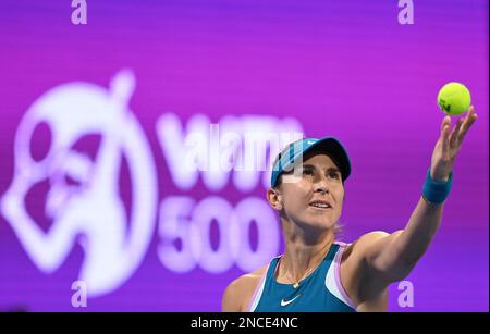 Doha, Qatar. 14th févr. 2023. Belinda Bencic de la Suisse sert pendant la ronde des célibataires de 32 match contre Viktoriya Tomava de Bulgarie au WTA500 Qatar Open 2023 à Doha, Qatar, 14 février 2023. Credit: Nikku/Xinhua/Alay Live News Banque D'Images