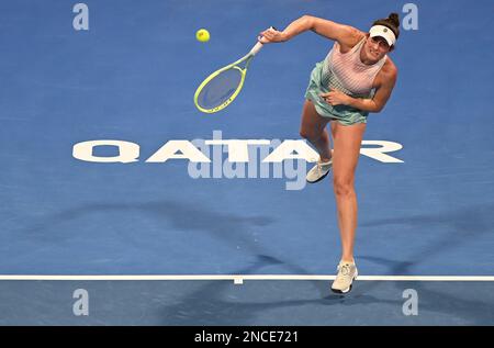 Doha, Qatar. 14th févr. 2023. Rebecca Marino du Canada sert pendant la ronde des célibataires de 32 match contre Daria Kasatkina de Russie au WTA500 Qatar Open 2023 à Doha, Qatar, le 14 février 2023. Credit: Nikku/Xinhua/Alay Live News Banque D'Images