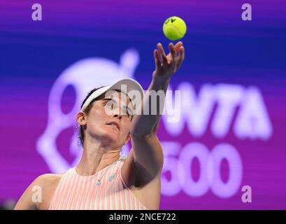 Doha, Qatar. 14th févr. 2023. Rebecca Marino du Canada sert pendant la ronde des célibataires de 32 match contre Rebecca Marino du Canada au WTA500 Qatar Open 2023 à Doha, Qatar, le 14 février 2023. Credit: Nikku/Xinhua/Alay Live News Banque D'Images