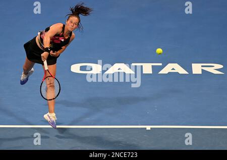 Doha, Qatar. 14th févr. 2023. Daria Kasatkina de Russie sert pendant la ronde de célibataires de 32 match contre Rebecca Marino du Canada au WTA500 Qatar Open 2023 à Doha, Qatar, le 14 février 2023. Credit: Nikku/Xinhua/Alay Live News Banque D'Images