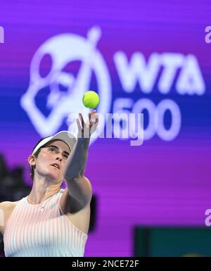 Doha, Qatar. 14th févr. 2023. Rebecca Marino du Canada sert pendant la ronde des célibataires de 32 match contre Daria Kasatkina de Russie au WTA500 Qatar Open 2023 à Doha, Qatar, le 14 février 2023. Credit: Nikku/Xinhua/Alay Live News Banque D'Images