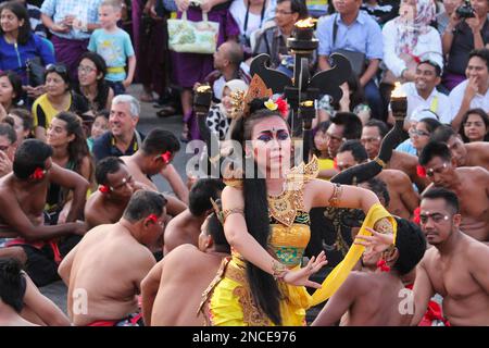 Bali, Indonésie, 27 décembre 2015 - Un spectacle traditionnel de danse kecak balinais représentant des scènes de l'épopée hindoue, le Ramayana à l'Ulawatu Banque D'Images