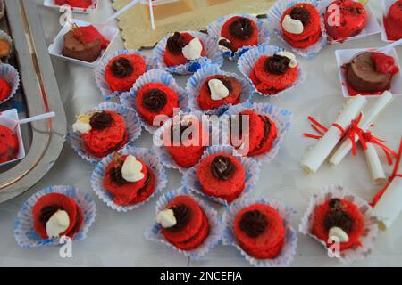 Pagani, Salerno, Italie. 14th févr. 2023. Les étudiants de l'IPSSEOA Pittoni di Pagani (Institut pour les services hôteliers) le jour de la Saint-Valentin ont offert dans la place à ceux qui présentent un goût de petite pâtisserie dédiée à l'amour avec des cocktails colorés d'amour. Une façon d'exprimer l'amour aussi par la nourriture et les boissons. Tous de couleur strictement rouge. Avec la présence de la ville Maire Avv. Raffaele Maria de Prisco et elle est accueillie par le directeur de l'école. (Credit image: © Pasquale Senatore/Pacific Press via ZUMA Press Wire) USAGE ÉDITORIAL SEULEMENT! Non destiné À un usage commercial ! Banque D'Images