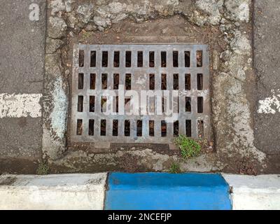 Vidange d'eau sur la chaussée. Drains fermés en acier. Banque D'Images