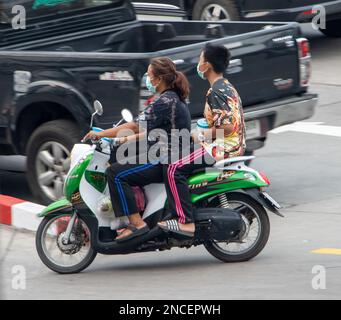 SAMUT PRAKAN, THAÏLANDE, 03 2023 FÉVRIER, Une femme fait un tour de garçon sur une moto Banque D'Images