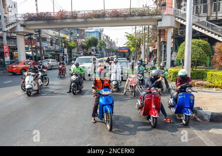 BANGKOK, THAÏLANDE, FÉVRIER 04 2023, les motos et les voitures sont à un feu de circulation dans le centre de la ville Banque D'Images