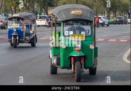 BANGKOK, THAÏLANDE, FÉVRIER 04 2023, Un tricycle motorisé conduit dans le centre-ville Banque D'Images