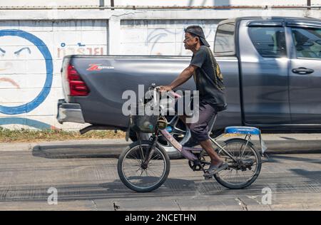 SAMUT PRAKAN, THAÏLANDE, FÉVRIER 05 2022, Un homme sur un vélo dans la rue de la ville. Banque D'Images