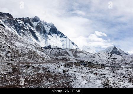 Everest base Camp Trek/Népal - 29 octobre 2015 : village de montagne sous le mur vertical de la montagne Lhotse. Banque D'Images