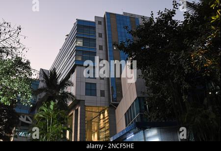 Mumbai, Inde. 14th févr. 2023. Vue générale du bureau de la BBC situé au cinquième étage du bâtiment 'Windsor' à Mumbai. Les responsables de l'impôt sur le revenu (IT) ont mené une enquête au bureau de la BBC à Delhi et à Mumbai pour des allégations de détournement de bénéfices et d'irrégularités dans les prix de transfert. Une enquête a été menée dans les bureaux de la BBC à Delhi et Mumbai quelques semaines après une controverse massive sur le documentaire du Premier ministre Narendra Modi sur les émeutes du Gujarat en 2002. Crédit : SOPA Images Limited/Alamy Live News Banque D'Images