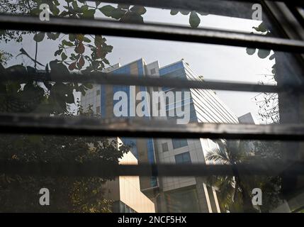 Mumbai, Inde. 14th févr. 2023. Une réflexion sur un verre de bureau de la BBC situé au cinquième étage du bâtiment 'Windsor' à Mumbai. Les responsables de l'impôt sur le revenu (IT) ont mené une enquête au bureau de la BBC à Delhi et à Mumbai pour des allégations de détournement de bénéfices et d'irrégularités dans les prix de transfert. Une enquête a été menée dans les bureaux de la BBC à Delhi et Mumbai quelques semaines après une controverse massive sur le documentaire du Premier ministre Narendra Modi sur les émeutes du Gujarat en 2002. Crédit : SOPA Images Limited/Alamy Live News Banque D'Images