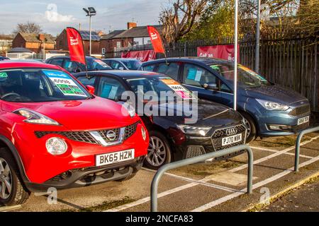 Nissan Juke Visia 2005 et 2021 Audi A1 Sport 25 TFI en vente dans la salle d'exposition et la piste d'Arnold Clarke, Preston, Lancashire, Royaume-Uni Banque D'Images