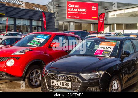 2021 Audi A1 Sport 25 TFI et Nissan Juke Visia 2005 en vente dans la salle d'exposition et la piste d'Arnold Clarke, Preston, Lancashire, Royaume-Uni Banque D'Images