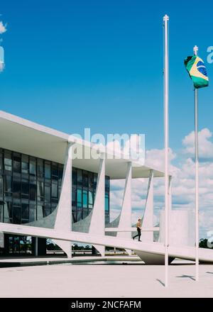 Brasilia, Brésil - 13 février 2023 : soldat sur la place des trois puissances à Brasilia, où se trouvent les bâtiments emblématiques de la capitale fédérale du Brésil Banque D'Images