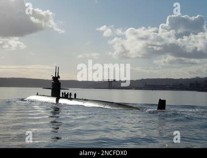 230210-N-ED185-1261 PUGET SOUND, WASH. (10 février 2023) le sous-marin d'attaque rapide de classe Los Angeles USS Key West (SSN 722) transite le détroit de Puget avant d'amarrer à la base navale de Kitsap – Bremerton, Washington, 10 février 2023. Mesurant plus de 360 pieds de long et pesant plus de 6 900 tonnes lorsqu'il est submergé, Key West soutient une multitude de missions, notamment la guerre contre les sous-marins, la guerre contre les navires de surface, la surveillance et la reconnaissance, et la guerre de frappe. (É.-U. Navy photo par Mass communication Specialist 1st Class Brian. G. Reynolds) Banque D'Images