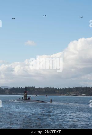 230210-N-ED185-1134 PUGET SOUND, WASH. (10 février 2023) le sous-marin d'attaque rapide de classe Los Angeles USS Key West (SSN 722) transite le détroit de Puget avant d'amarrer à la base navale de Kitsap – Bremerton, Washington, 10 février 2023. Mesurant plus de 360 pieds de long et pesant plus de 6 900 tonnes lorsqu'il est submergé, Key West soutient une multitude de missions, notamment la guerre contre les sous-marins, la guerre contre les navires de surface, la surveillance et la reconnaissance, et la guerre de frappe. (É.-U. Navy photo par Mass communication Specialist 1st Class Brian. G. Reynolds) Banque D'Images