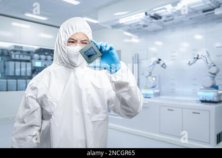 Le travailleur ou l'ingénieur porte une combinaison de protection médicale ou une combinaison de combinaison blanche avec chipset Banque D'Images