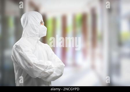 Le travailleur porte une combinaison de protection médicale ou une combinaison de combinaison blanche avec un masque et des lunettes Analyze Banque D'Images