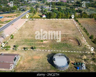 Terrain terrain pour la construction de maison vue aérienne, terrain avec des broches, emplacement de broche pour le logement lotissement résidentiel développement propriétaire vente loyer acheter ou dans Banque D'Images