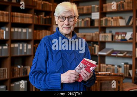 Heiligengrabe, Allemagne. 02nd févr. 2023. L'ancien ministre fédéral Irmgard Schwaetzer, nonne du monastère Heiligengrabe, se trouve dans la bibliothèque du monastère. Il y a dix ans, Schwaetzer, qui à l'époque dirigeait le Synode d'EKD, le plus haut Parlement de l'église, a appris à connaître le monastère d'Ostprignitz dans le nord du Brandebourg pendant les retraites spirituelles. (À dpa-KORR: 'Que fait Irmgard Schwaietzer dans le monastère?') Credit: Jens Kalaene/dpa/Alamy Live News Banque D'Images