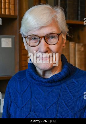 Heiligengrabe, Allemagne. 02nd févr. 2023. L'ancien ministre fédéral Irmgard Schwaetzer, nonne du monastère Heiligengrabe, se trouve dans la bibliothèque du monastère. Il y a dix ans, Schwaetzer, qui à l'époque dirigeait le Synode d'EKD, le plus haut Parlement de l'église, a appris à connaître le monastère d'Ostprignitz dans le nord du Brandebourg pendant les retraites spirituelles. Credit: Jens Kalaene/dpa/Alamy Live News Banque D'Images