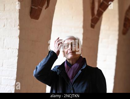 Heiligengrabe, Allemagne. 02nd févr. 2023. L'ancien ministre fédéral Irmgard Schwaetzer, nonne du monastère de Heiligengrabe, se dresse dans un cloître du monastère. Il y a dix ans, Schwaetzer, qui à l'époque dirigeait le Synode d'EKD, le plus haut Parlement de l'église, a appris à connaître le monastère d'Ostprignitz dans le nord du Brandebourg pendant les retraites spirituelles. Credit: Jens Kalaene/dpa/Alamy Live News Banque D'Images